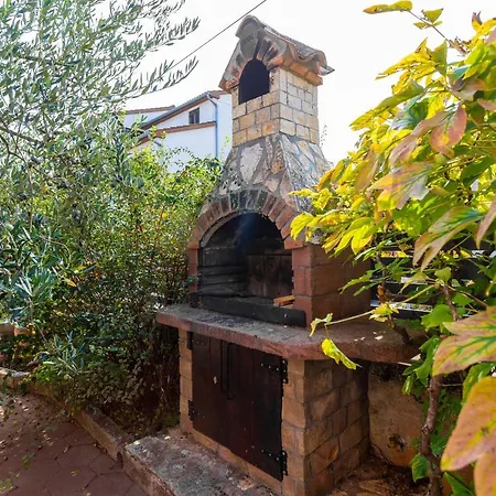 Newly Renovated In Funtana