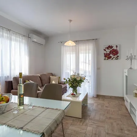 Newly Renovated In Funtana
