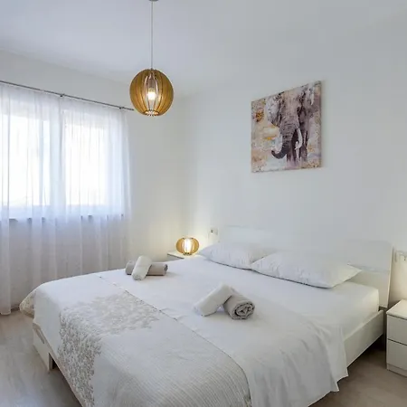 Newly Renovated In Apartment Funtana