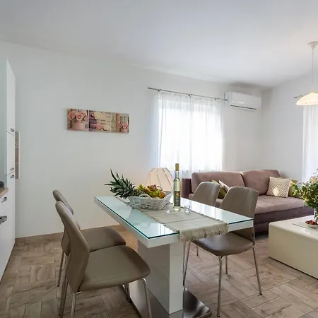 Newly Renovated In * Funtana