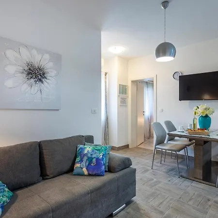 Newly Renovated In Apartment Funtana