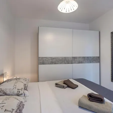 דירה Newly Renovated In