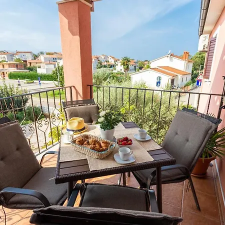 Newly Renovated In Funtana