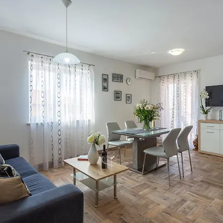 Newly Renovated In Funtana