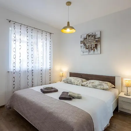 Newly Renovated In Apartment Funtana