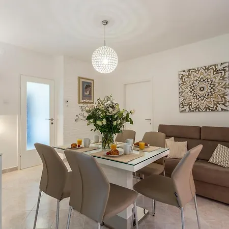 Newly Renovated In Apartment *