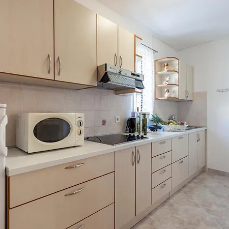 Newly Renovated In Funtana