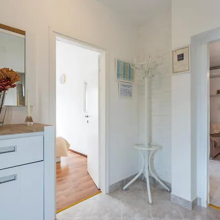 Newly Renovated In Funtana