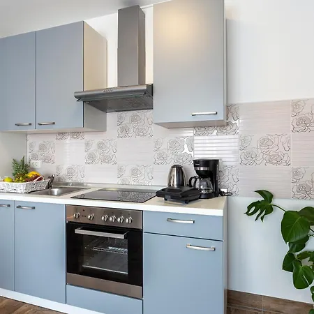 Newly Renovated In Apartment *